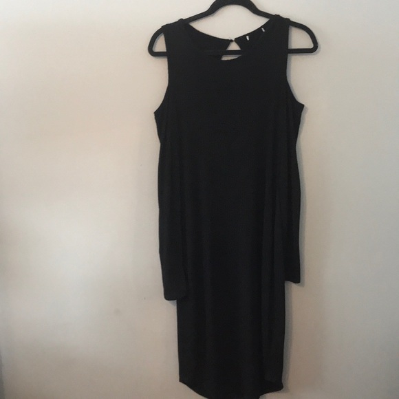 Shoulder Baring - Picture 1 of 3